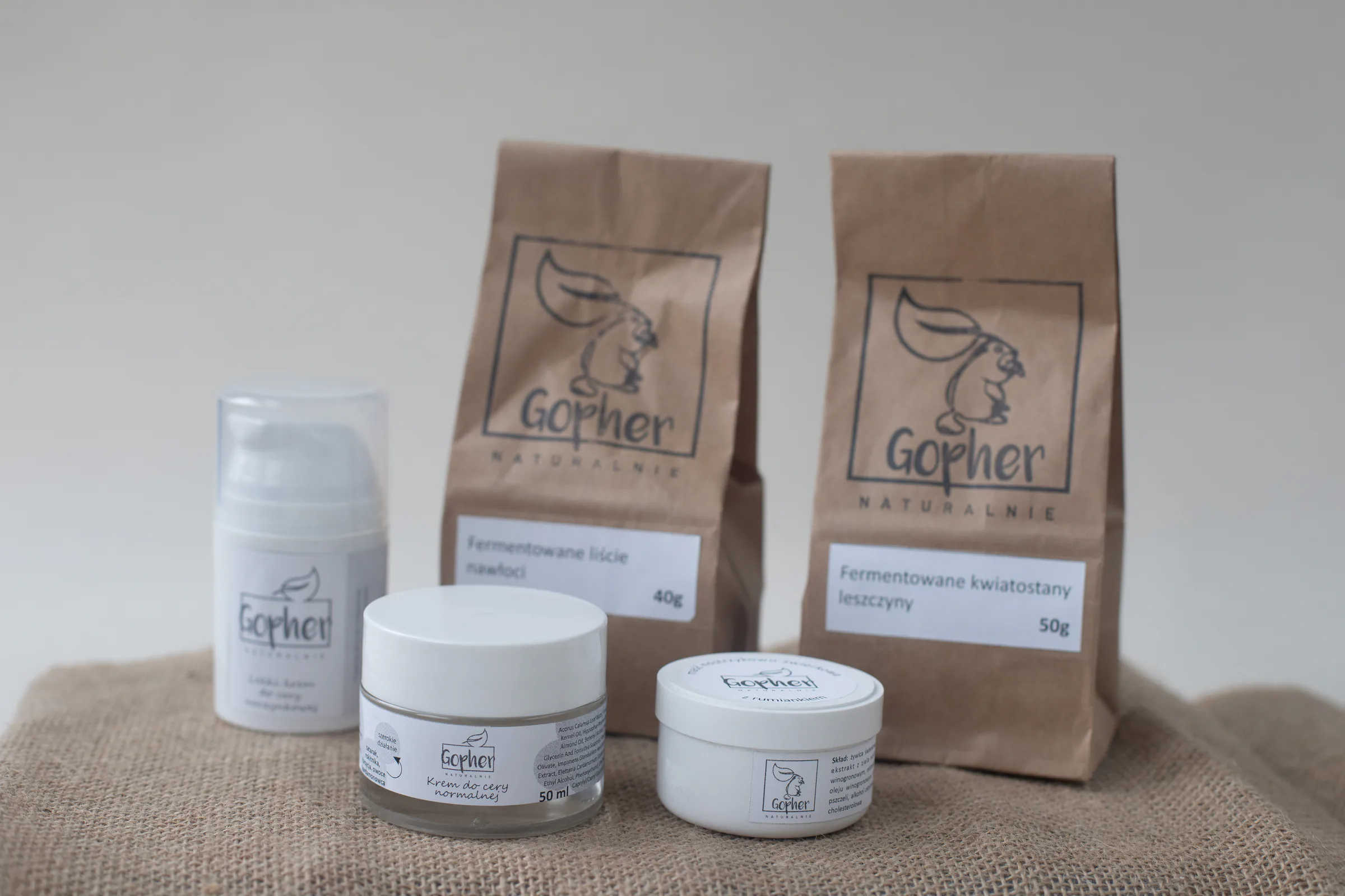 Naturalne kosmetyki Gopher Naturalnie pokazane w aranżacji produktowej